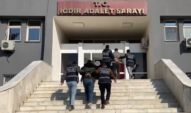 İstiklal Marşı'nda ayağa kalkmayan iki kişi gözaltına alındı