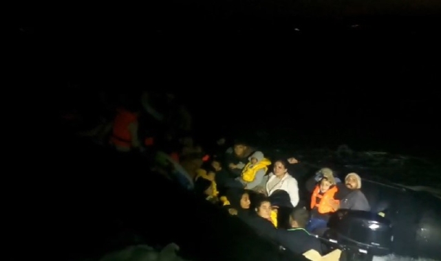 İzmir açıklarında 53 düzensiz göçmen yakalandı
