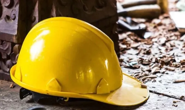 İzmir’de çöken balkondan zemine düşen işçi hayatını kaybetti