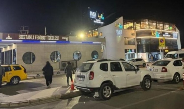 İzmir'de feribot iskeleye çarptı!