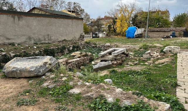 İznik'te tarihi mezarlıktaki kabirler harabeye döndü