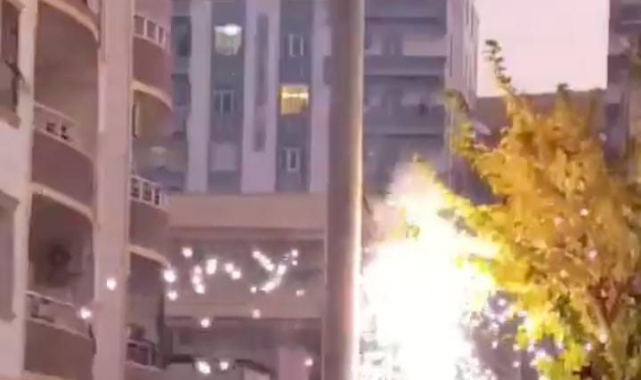 Kablolardaki patlamaları havai fişek gösterisi izler gibi izlediler