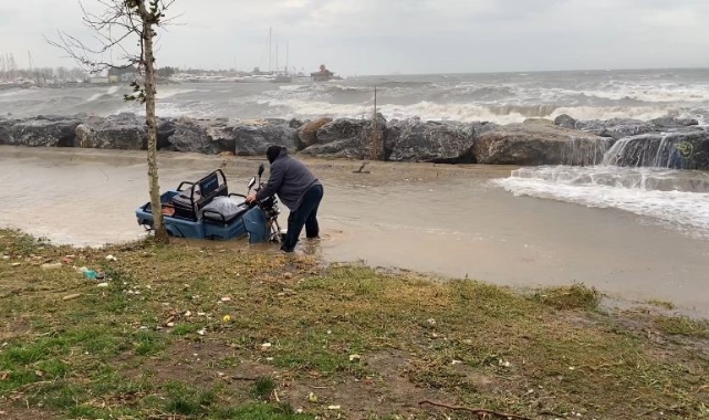 Kadıköy'de dev dalgalar sahile taştı