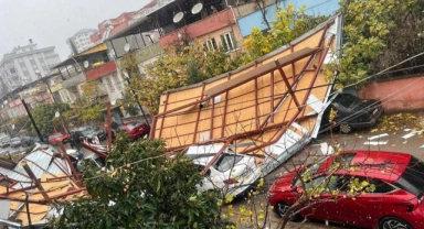 Kahramanmaraş’ta fırtına apartmanın çatısını uçurdu