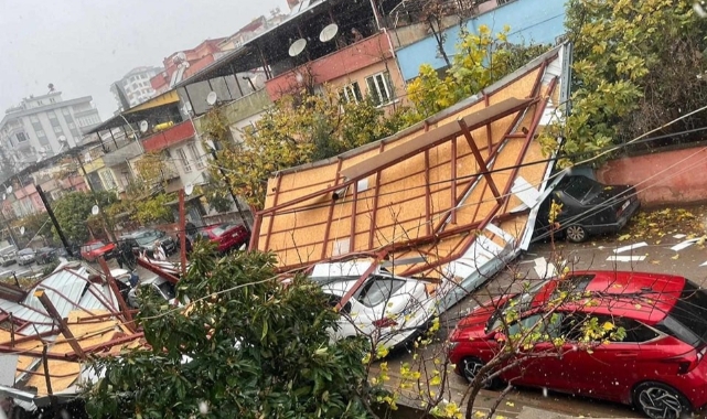 Kahramanmaraş’ta fırtına apartmanın çatısını uçurdu