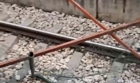 Kamyondan düşen demirler trafik ve metro seferlerini aksattı