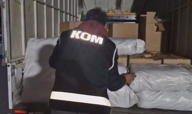 Kamyonet kasasından 821 kilogram kaçak tütün çıktı 