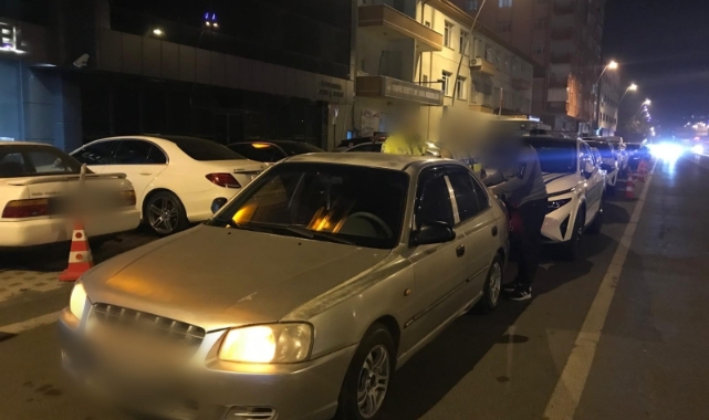 Kapıları açık seyreden araç yakalandı   