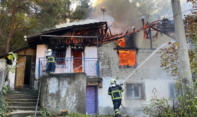 Karabük'te 2 katlı ev alev aldı