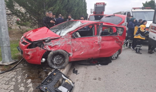Karabük'te otomobil direğe çarptı: 1'i ağır 3 yaralı