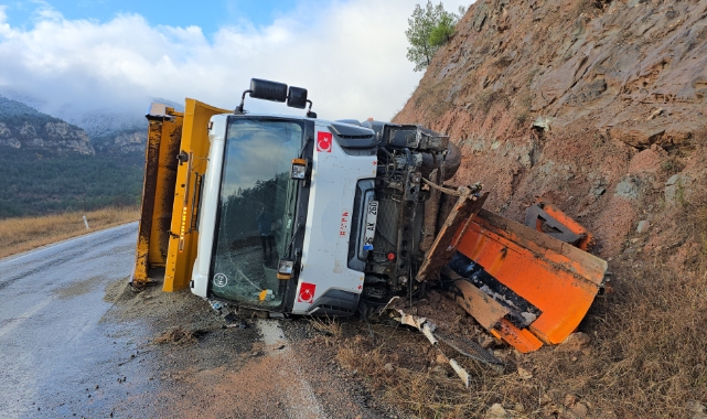 Karabük'te tuzlama aracı devrildi