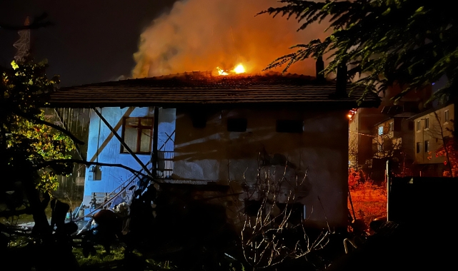 Kastamonu'da çıkan yangında ahşap ev kullanılamaz hale geldi 
