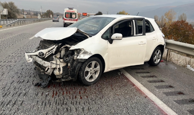 Kastamonu’da D100 karayolunda otomobil bariyerlere çarptı