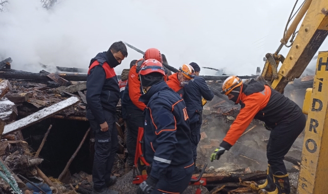 Kastamonu’da iki katlı ev küle döndü: Evdeki baba ve engelli oğlu aranıyor