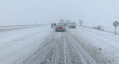 Kayseri-Malatya karayolu kar yağışı nedeniyle ulaşıma kapandı