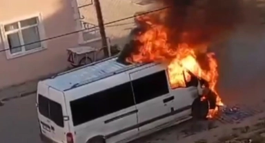 Kırklareli’de park halindeki minibüs alev alev yandı