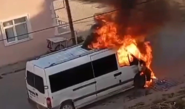 Kırklareli’de park halindeki minibüs alev alev yandı
