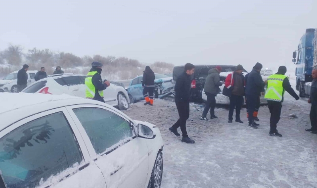Kırşehir'de kar yağışı kazalara neden oldu 