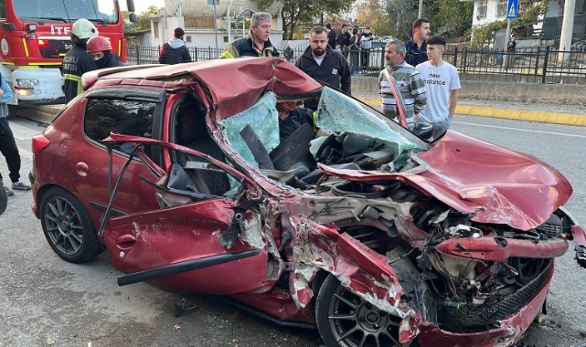 Kocaeli'de kamyonete çarpan otomobil hurdaya döndü