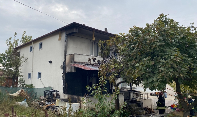 Kömür sobası evi yaktı   