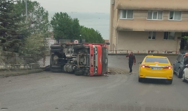 Kontrolden çıkan nakliye kamyonu devrildi 