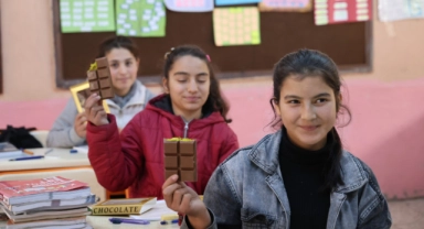Köy okulu öğrencilerine Dubai çikolatası hediyesi