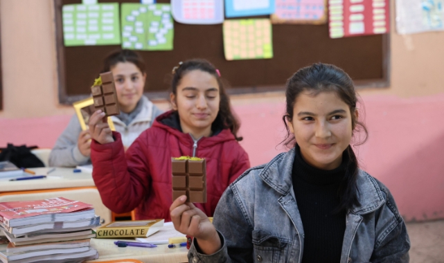 Köy okulu öğrencilerine Dubai çikolatası hediyesi