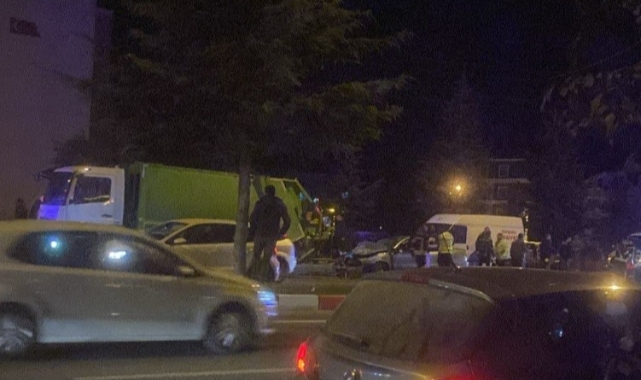 Kütahya'da otomobil çöp kamyonuna çarptı: 2 yaralı