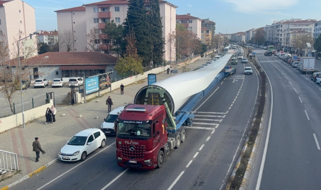 Lüleburgaz'da dev rüzgar gülü türbinleri böyle taşındı