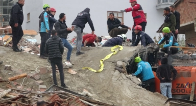 Malatya'da ağır hasarlı bina yıkımda çöktü! Enkaz altında kalan operatör kurtarıldı