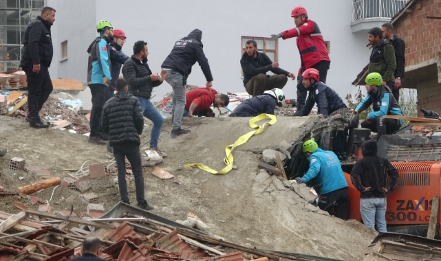Malatya'da ağır hasarlı bina yıkımda çöktü! Enkaz altında kalan operatör kurtarıldı