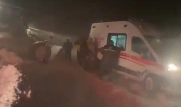 Malatya'da kar yağışı sonrası dağda mahsur kalan 2 çoban ve 16 araç kurtarıldı