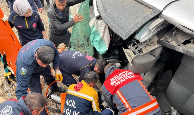Malatya'da kontrolden çıkan araç şarampole devrildi: 5 yaralı