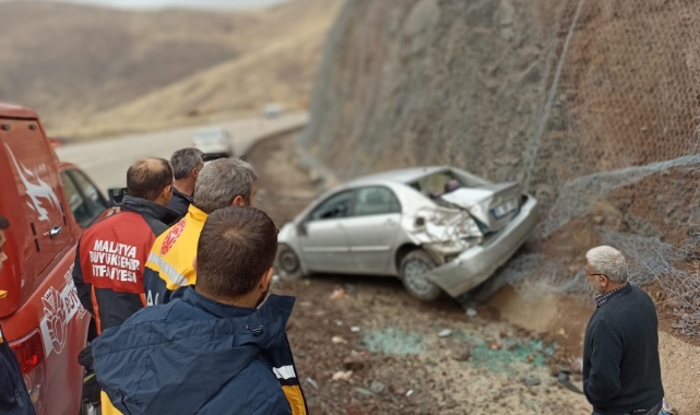 Malatya'da kontrolden çıkan otomobil yol kenarına devrildi