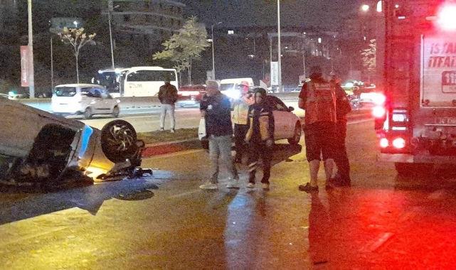 Maltepe'de otomobil önündeki araca çarpıp durağa daldı   
