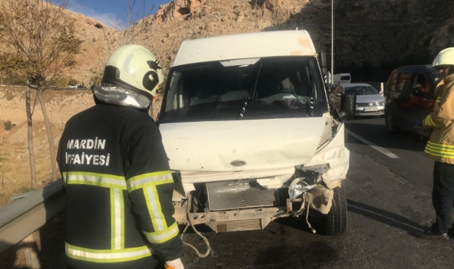 Mardin'de bariyerlere çarpan minibüsün sürücüsü yaralandı 
