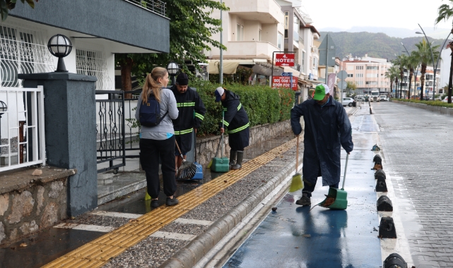 Marmaris'te belediye ekiplerinin yağmur mesaisi sürüyor