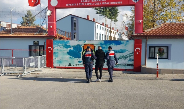 Maske ile girdiği evin sahibinin boğazına bıçak dayayıp hesabına 70 bin lira yatırttı