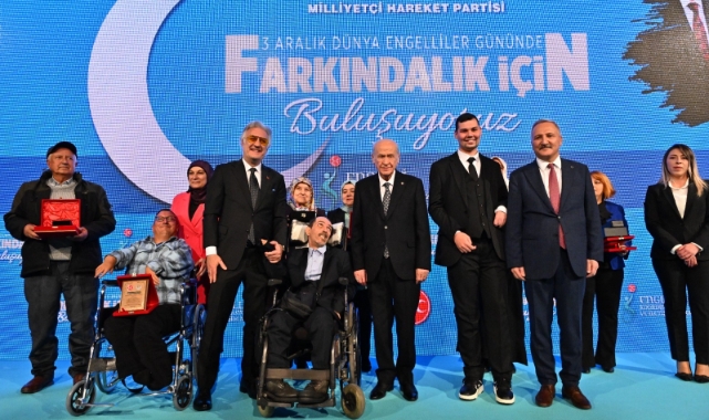 MHP Genel Başkanı Bahçeli, engelli bireylerin anne ve babasının elini öptü