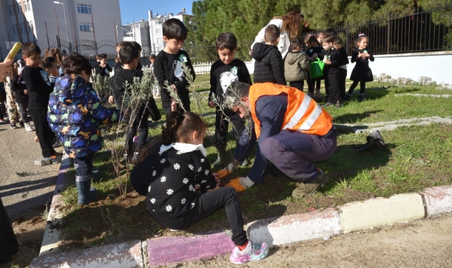 Minik öğrenciler Atatürk'ü fidan dikerek andı