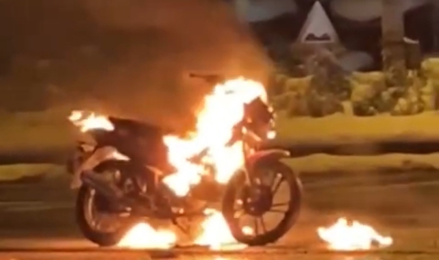 Motosiklet cayır cayır yandı
