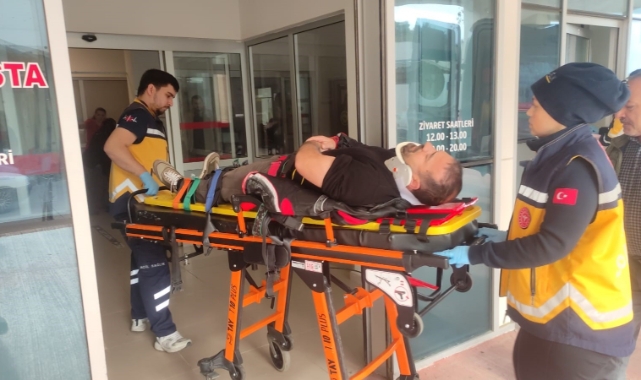 Motosiklet dönüş yapan otomobile çarpmamak için kayıp düştü