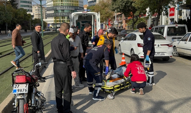 Motosiklet ile hafif ticari araç çarpıştı: 1 yaralı
