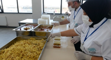 Nilüfer’de ihtiyaç sahiplerine sıcak yemek