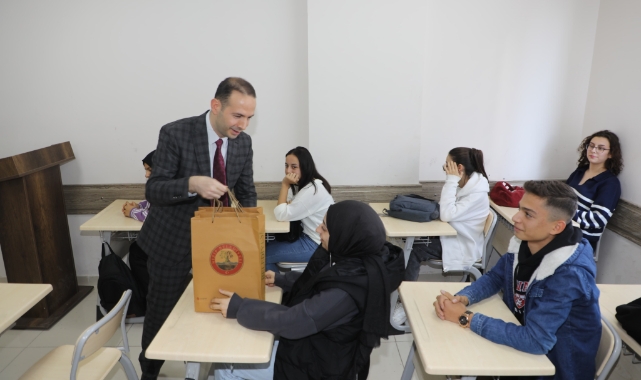 Nizip Belediyesi'nden üniversite öğrencilerine kitap desteği