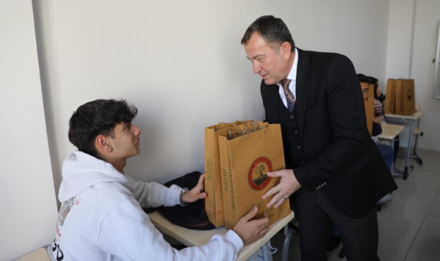 Nizip Belediyesi'nden üniversite öğrencilerine kitap desteği