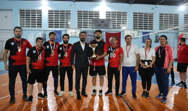 Öğretmenler voleybol turnuvasında kıyasıya mücadele etti