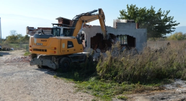 Osmangazi Belediyesi Doğanevler’de kaçak 3 yapıyı yıktı