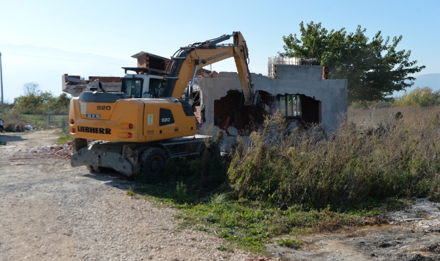 Osmangazi Belediyesi Doğanevler’de kaçak 3 yapıyı yıktı