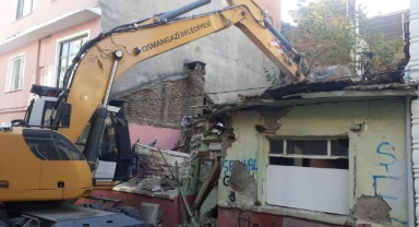Osmangazi'de tehlike saçan metruk bina yıkıldı